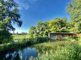Secluded, New Forest Riverside Lodge – hotel w mieście Godshill