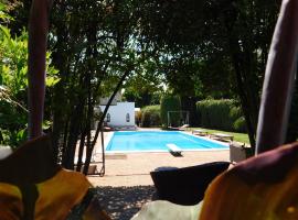 Appartamento con piscina immersa nel verde, hotel in Cascina