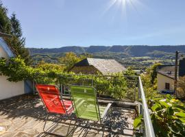 Beautiful villa 150 m from the beach, hotel in Vic-sur-Cère