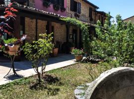 Agriturismo La Corte Sul Lago – domek wiejski w mieście Cingoli
