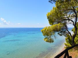 Squirrel Beach Front Villa, Metamorfosi, hotel in Metamorfosi