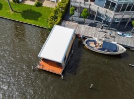 Luxe Houseboat Skoft, hotel di Grou