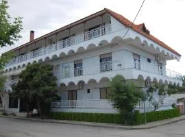 Giorgos Apartments Square
