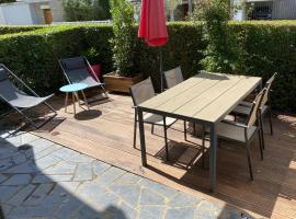 Appartement terrasse privée grande plage à 100 m - Parking gratuit, pet-friendly hotel in Saint-Cast-le-Guildo