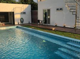 Chiang Khan Riverside Pool Villa，清康的小屋