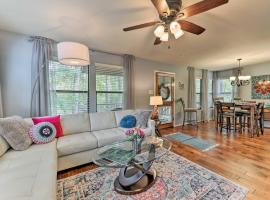 Cozy Woodlands Townhome with Deck Near Market Street, hotel em The Woodlands