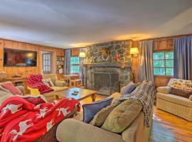 Charming Wilmington Cabin, 8 Mi to Mt Snow!, villa in Wilmington