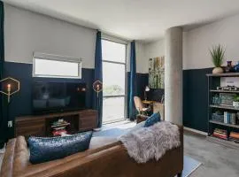 Mid Century Modern Downtown Condo 30+ Night Min
