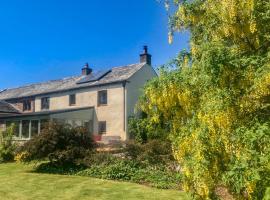 Low Garth Cottage, hotel with parking in Penruddock