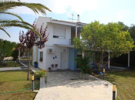 Wonderful house with private garden, villa sa Flogita