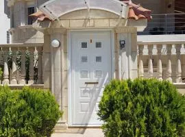Renovated lovely apartment near airport & sea