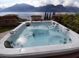 Appartamento DELUXE 2 con vasca idromassaggio vista Lago di Garda, riscaldata, privata e utilizzabile tutto l'anno