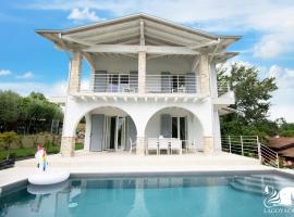 Villa Bocciolo del Garda, private pool and garden, Hotel in Manerba del Garda