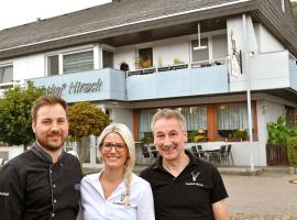 Hotel Restaurant Hirsch: Schmiechen şehrinde bir otoparklı otel