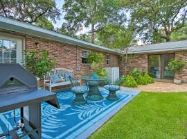 Downtown Home with Yard and BBQ - 6 Mi to Downtown!, cabaña o casa de campo en Beaufort