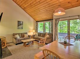 Village of Loon Mtn Condo with Fireplace and Balcony!, apartamento em Lincoln