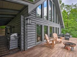 Luxe Jasper Cabin with Deck and Blue Ridge Mtn Views!, casa rústica em Jasper