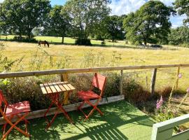 Holly Tree Cottage - 3 bedrooms and large garden with optional glamping double outside, glamping site in Lymington