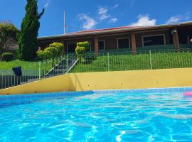 Chácara com piscina aquecida- Perdões, ξενοδοχείο που δέχεται κατοικίδια σε Bom Jesus dos Perdoes