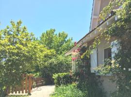 Maison d'Hôtes L'Escale Du Loup Blanc, hotel na may parking sa Maringes