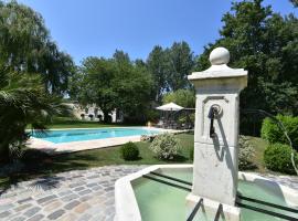 Chambres d'hôtes Domaine de Ginouilhac, hotel con piscina en Le Taillan-Médoc