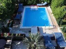 DUBROVNIK - IVANICA: “SUNNYHILLS APARTMENTS” WITH POOL, hotel económico en Ivanica