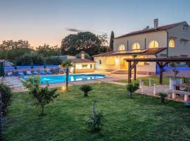 Via Flavia with Common Pool, guest house in Labinci