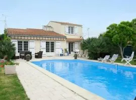 Villa de 4 chambres avec piscine privee jardin clos et wifi a Aytre a 5 km de la plage