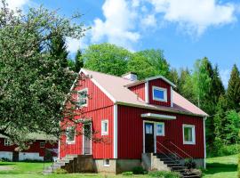 Chalet Olleredsbro by Interhome, hotel s parkiriščem v mestu Skällinge