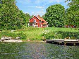 Chalet Stora Gryten - NAK 035 by Interhome, strandhótel í Askersund