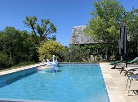 Villa de 6 chambres avec piscine privee jardin amenage et wifi a Gonneville sur Mer a 4 km de la plage, hotel in Gonneville-sur-Mer
