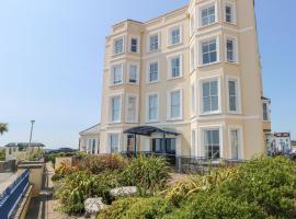 6 South Beach Court, hotel in Tenby