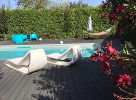 villa avec piscine en Provence dans un camping 5 étoiles, hotel in Volonne