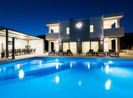 Villa Sky - Heating Pool، فندق في Kastel Novi