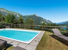 Nice apartment with terrace just steps from the beach, hotel in Ledro