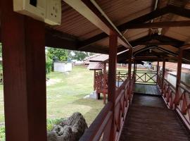 Kampong Style Homestay Pengkalan Balak - Sea View, Hütte in Pengkalan Balak