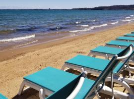 Brio Beach Inn: Traverse City şehrinde bir han/misafirhane