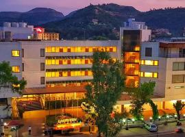 Hotel Lake View, struttura con onsen a Saputara