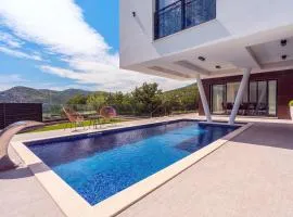 New and stylish Villa Bruna with 32sqm heated pool, sauna, billiard and media room