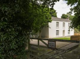 9 Copes Gardens, hotel with parking in Truro