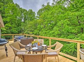 Renovated Highlands Cottage 3 Miles to Downtown!, khách sạn ở Highlands