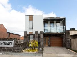 TWO TEN Sleeps 10! Luxury CBD Accommodation, apartment in Wagga Wagga