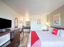 OYO Woodland Hotel and Suites, hotell med parkering i Woodland