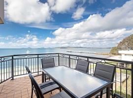 2 137 Soldiers Point Road luxury unit on the waterfront with aircon and free unlimited WiFi, feriebolig i Salamander Bay