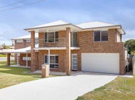 5b Bent Street large house with ducted air con foxtel and wifi, vila di Fingal Bay