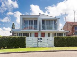 7 Judith Street Stunning duplex with ducted air, casa de temporada em Corlette