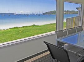 Casa Martins Absolute Waterfront House, hotel di Corlette