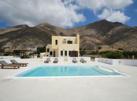 Private Villa Evgenia with swimming pool, hotell Perissas