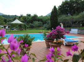 Villa con piscina Le Due Querce: Bosco'da bir otoparklı otel
