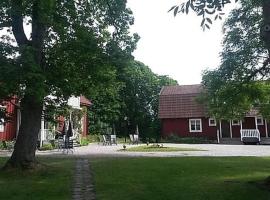 Sörgårdens gästlägenhet 1-4 personer, guest house in Köping